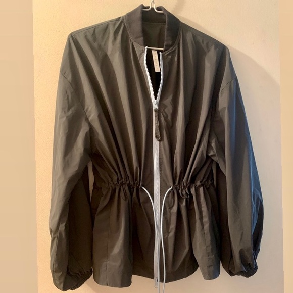 Willow Woven Reflective Jacket - Medium - Fabletics - Picture 2 of 9
